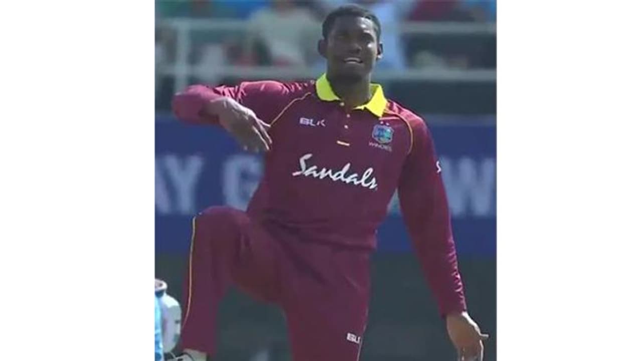 ధావన్ను ఔట్ చేసి అతడి స్టైల్లోనే విండీస్ బౌలర్ సెలబ్రేషన్... ధావన్ను ఔట్ చేసి అతడి స్టైల్లోనే విండీస్ బౌలర్ సెలబ్రేషన్...