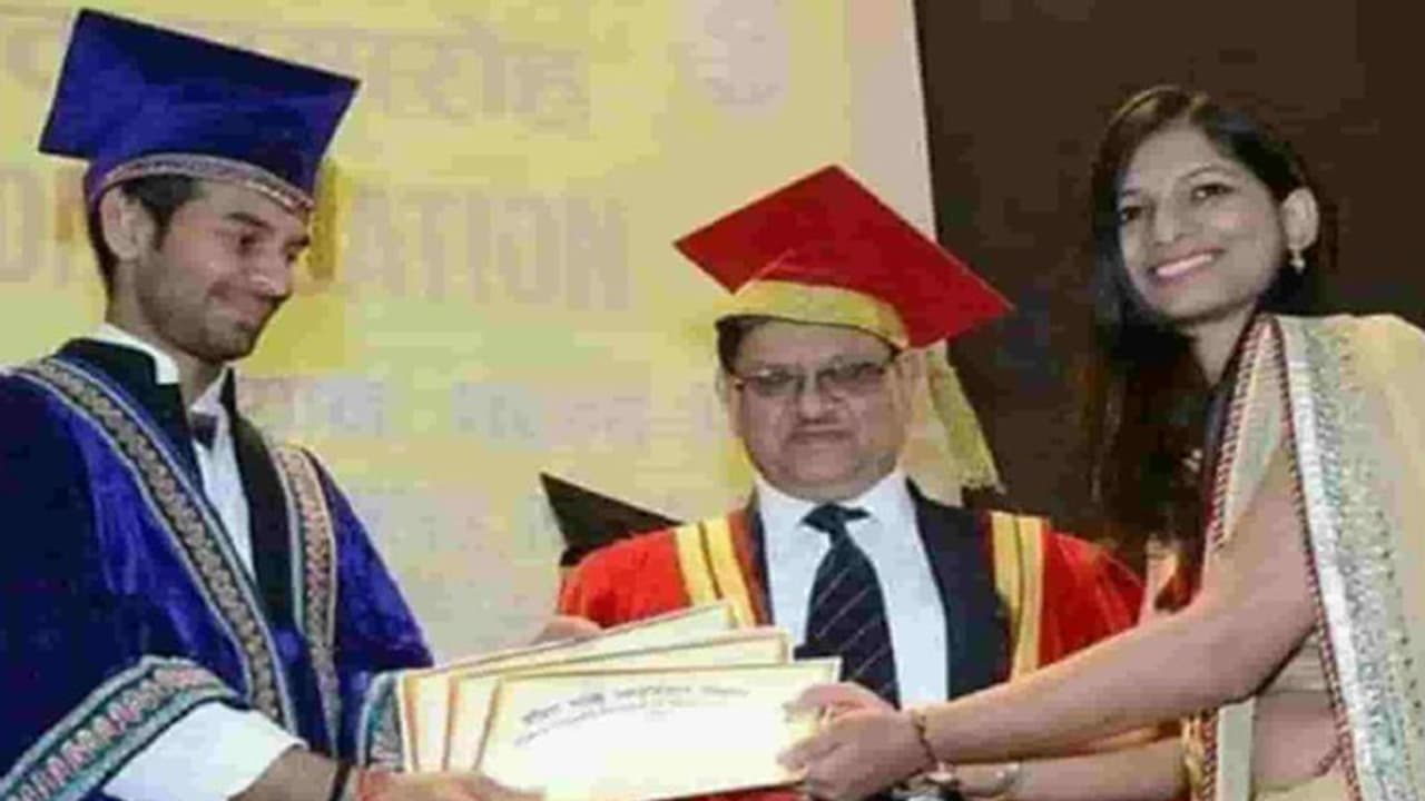 10ನೇ ಕ್ಲಾಸ್ ಫೇಲ್ ಲಾಲು ಪುತ್ರನಿಗೆ ಡಾಕ್ಟರೇಟ್ ಗೌರವ..!