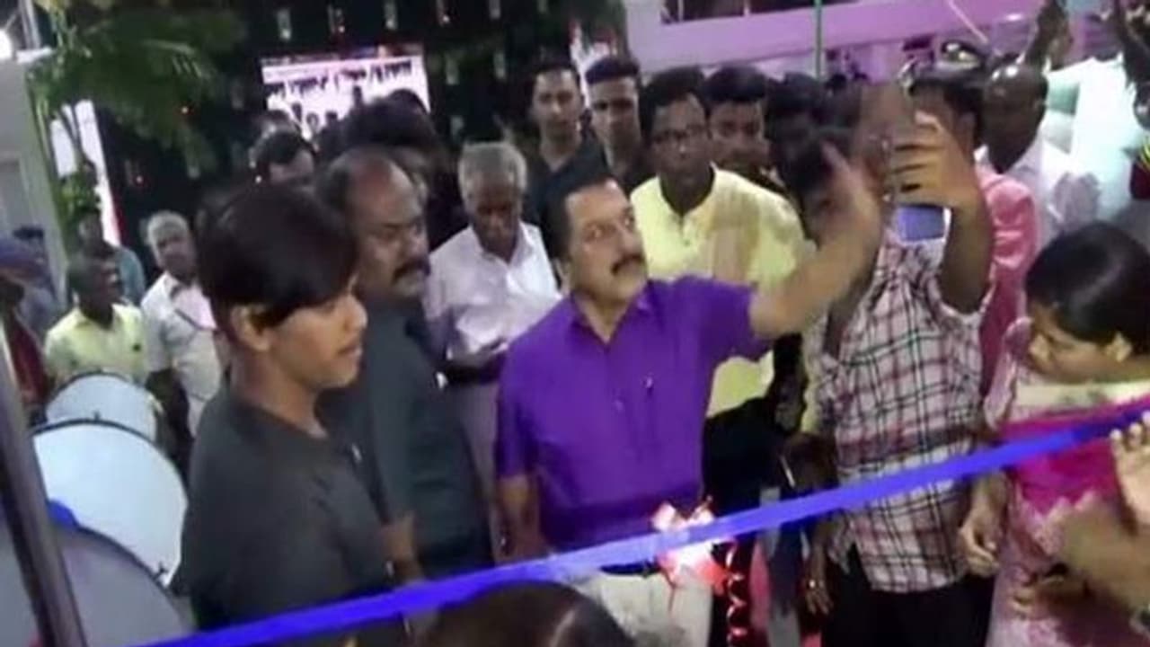 స్టార్ హీరో తండ్రి ప్రవర్తనతో అభిమానులు షాక్! స్టార్ హీరో తండ్రి ప్రవర్తనతో అభిమానులు షాక్!