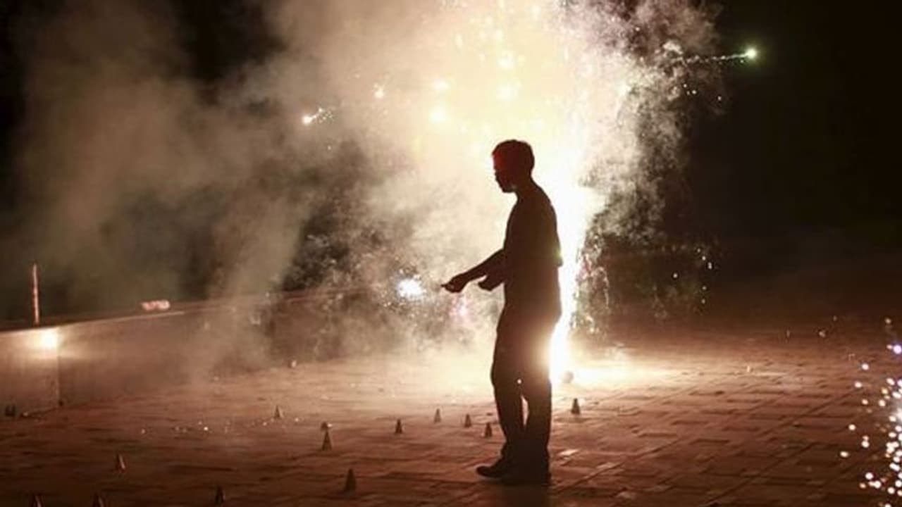 ಪಟಾಕಿ ಹೊಡೆದಿದ್ದಕ್ಕೆ ಕೇಸ್ ದಾಖಲು ಪಟಾಕಿ ಹೊಡೆದಿದ್ದಕ್ಕೆ ಕೇಸ್ ದಾಖಲು