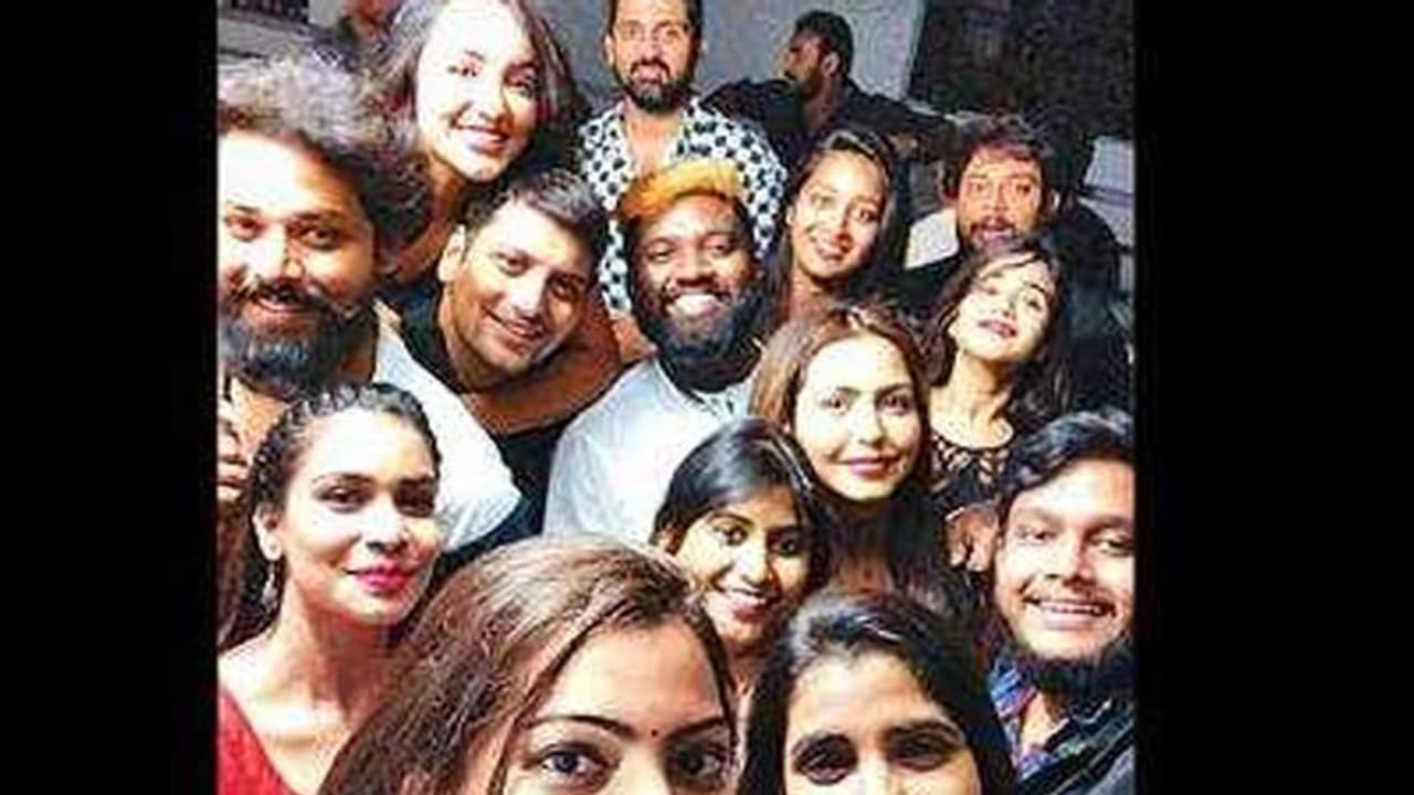 బిగ్ బాస్ రీయూనియన్ పార్టీ.. మళ్లీ కౌశల్ మిస్! బిగ్ బాస్ రీయూనియన్ పార్టీ.. మళ్లీ కౌశల్ మిస్!