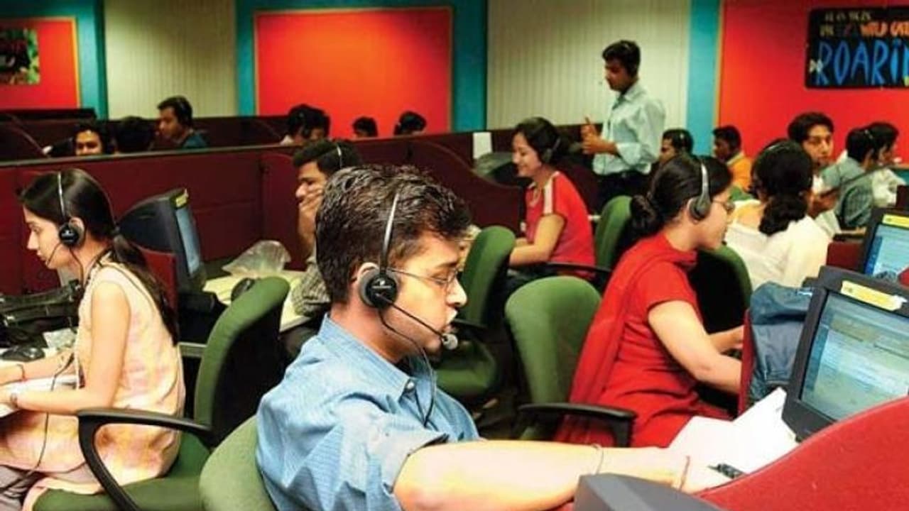 সল্টলেকে ভুয়ো কলসেন্টারের পর্দাফাঁস, গ্রেফতার ৫ সল্টলেকে ভুয়ো কলসেন্টারের পর্দাফাঁস, গ্রেফতার ৫