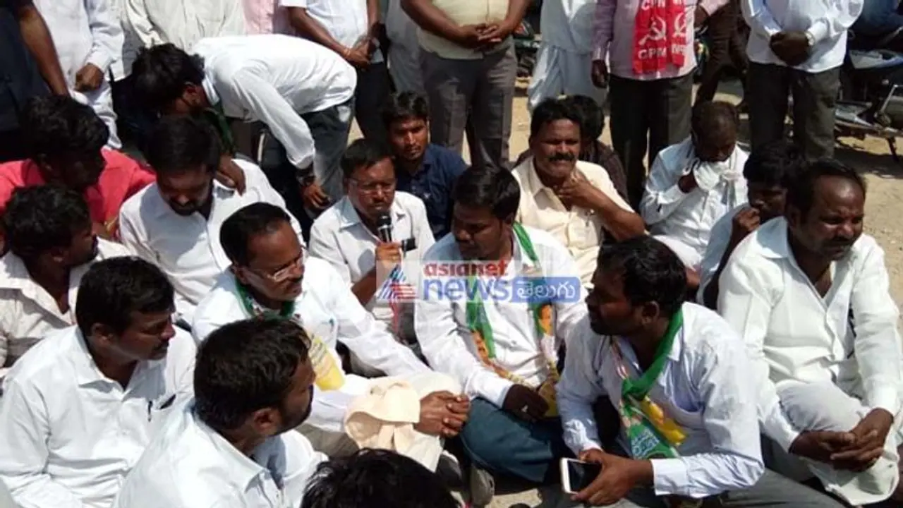 మోత్కుపల్లి నర్సింహులుపై ప్రత్యర్థుల దాడి...తీవ్ర ఆందోళన మోత్కుపల్లి నర్సింహులుపై ప్రత్యర్థుల దాడి...తీవ్ర ఆందోళన