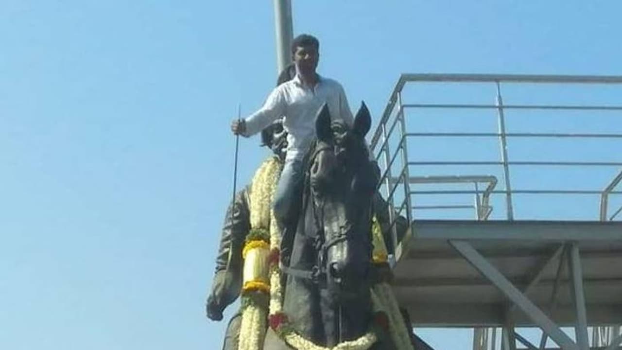 ಚಿತ್ರದುರ್ಗದಲ್ಲೇ ಮದಕರಿ ನಾಯಕರಿಗೆ ಅವಮಾನ..! ಚಿತ್ರದುರ್ಗದಲ್ಲೇ ಮದಕರಿ ನಾಯಕರಿಗೆ ಅವಮಾನ..!