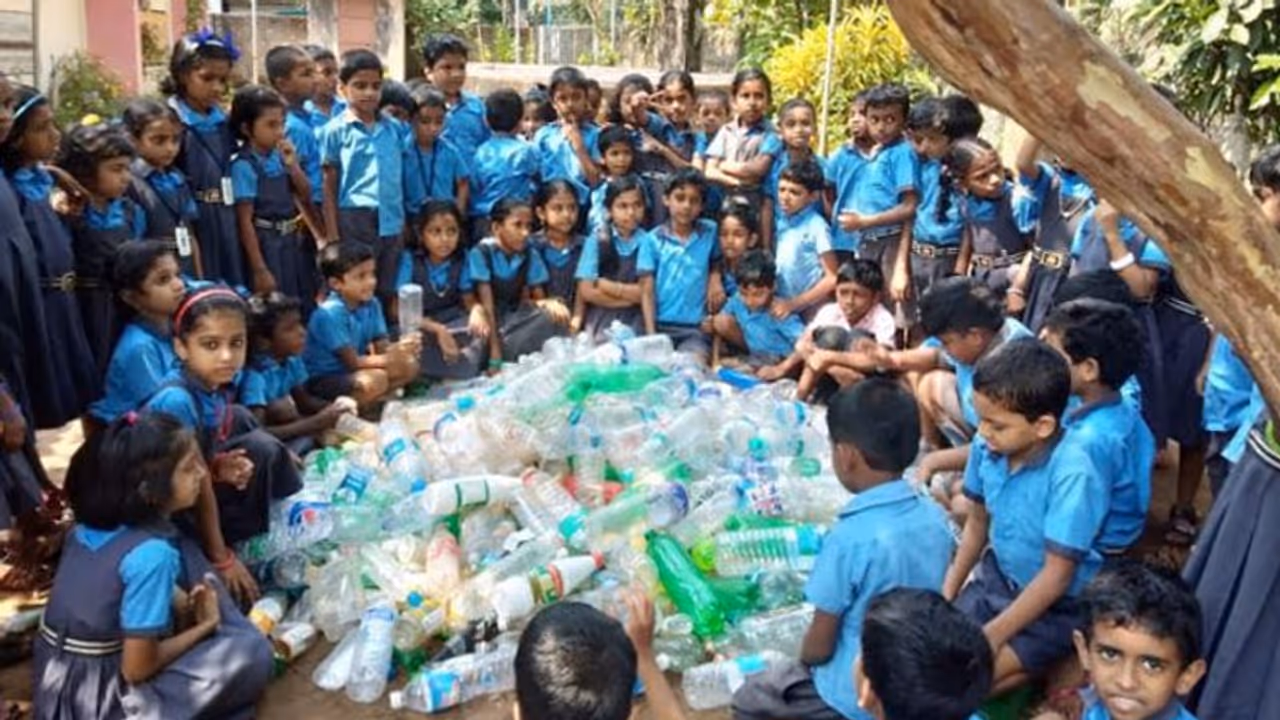 ഈ കുട്ടികള് ഇങ്ങനെയാണ് കേരളത്തിന്റെ അതിജീവനത്തില് പങ്കാളികളാകുന്നത് ഈ കുട്ടികള് ഇങ്ങനെയാണ് കേരളത്തിന്റെ അതിജീവനത്തില് പങ്കാളികളാകുന്നത്