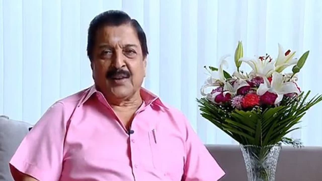 ఫ్యాన్స్ కు క్షమాపణలు చెప్పిన హీరో తండ్రి! ఫ్యాన్స్ కు క్షమాపణలు చెప్పిన హీరో తండ్రి!