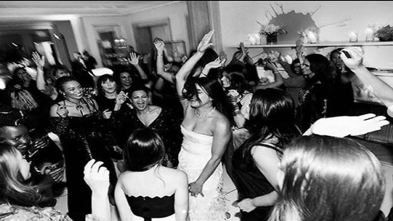 ಮದುವೆಗೂ ಮುನ್ನ 10 ಕೋಟಿ ರೂ. ಹೊತ್ತು ನರ್ತಿಸಿದ ಪ್ರಿಯಾಂಕಾ! ಮದುವೆಗೂ ಮುನ್ನ 10 ಕೋಟಿ ರೂ. ಹೊತ್ತು ನರ್ತಿಸಿದ ಪ್ರಿಯಾಂಕಾ!