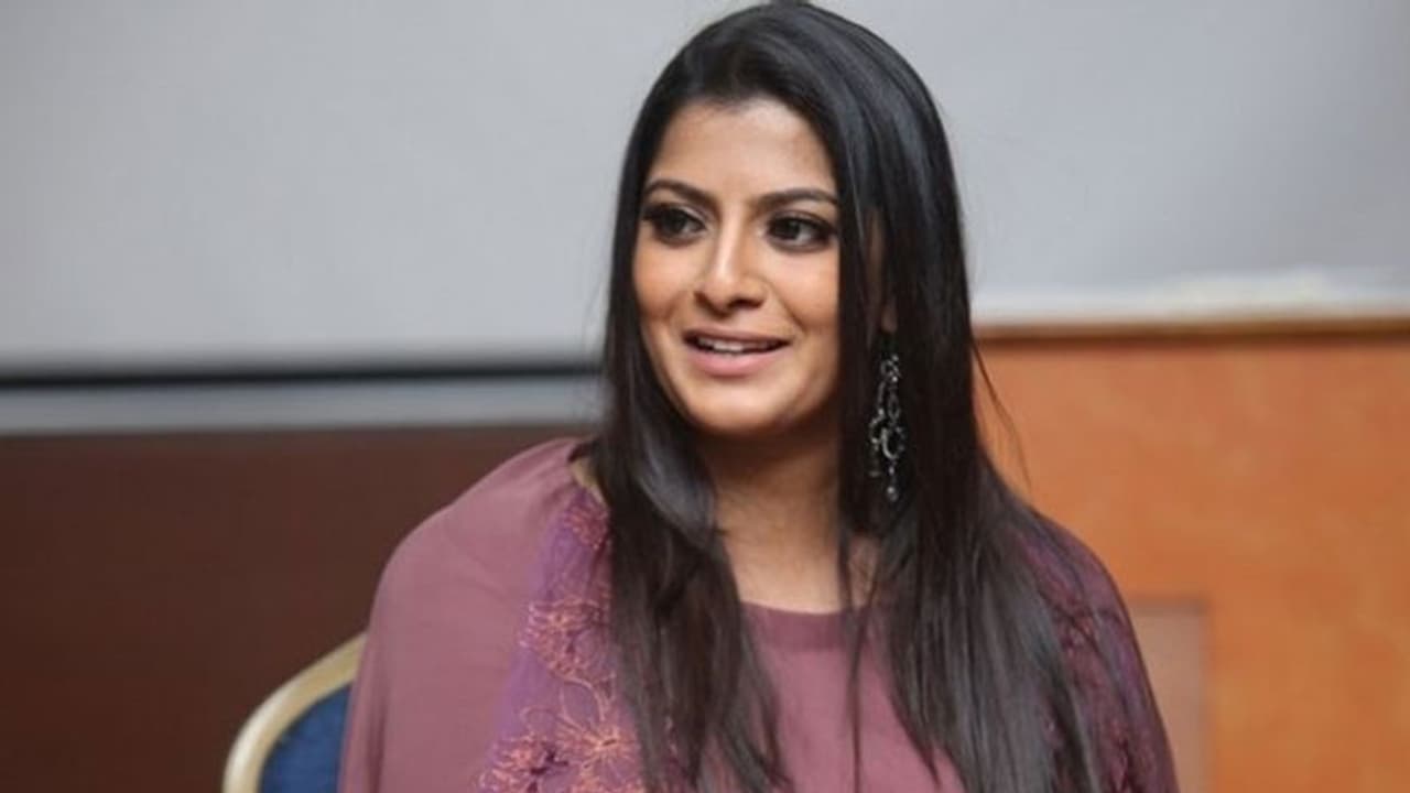 పెళ్లి చేసుకొని రోజూ వాడి ముఖమే చూడాలా..? వరలక్ష్మీ కామెంట్స్! పెళ్లి చేసుకొని రోజూ వాడి ముఖమే చూడాలా..? వరలక్ష్మీ కామెంట్స్!