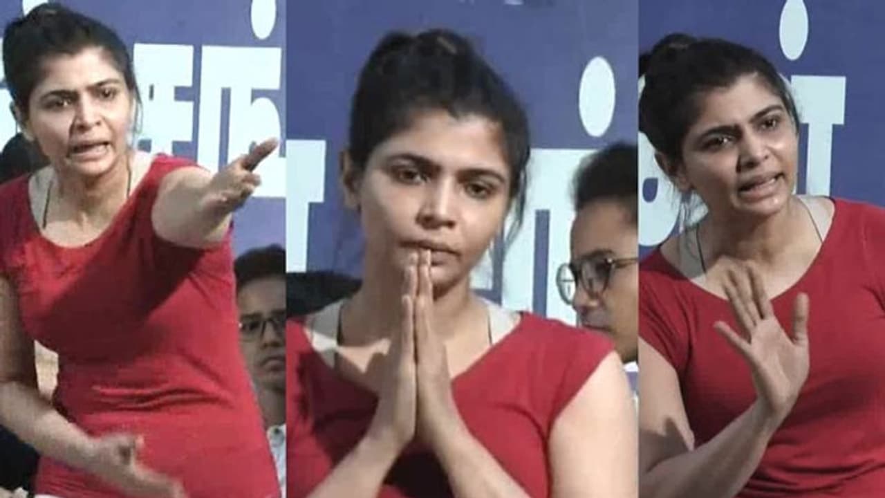 உள்ளாடை தெரியும் படி உடை அணியவில்லை! பாடகி சின்மயி விளக்கம்! உள்ளாடை தெரியும் படி உடை அணியவில்லை! பாடகி சின்மயி விளக்கம்!