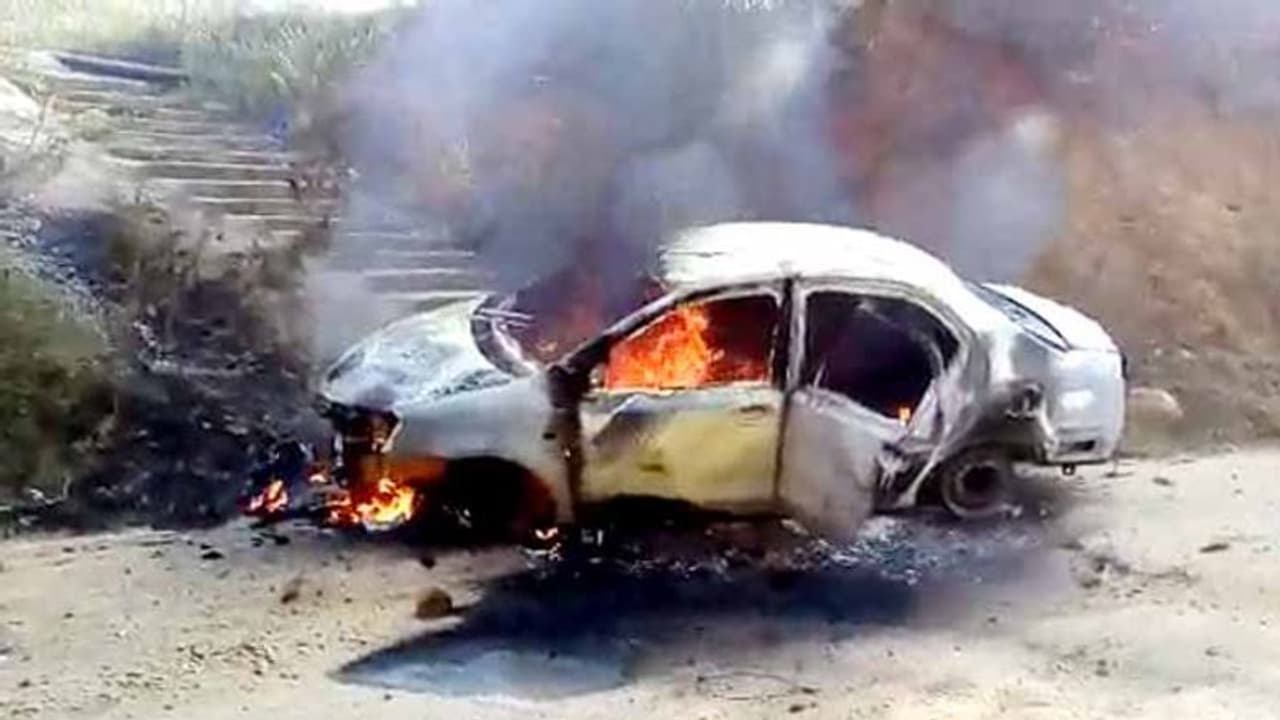 కారులో మంటలు...దూకేసిన ప్రయాణికులు (వీడియో)