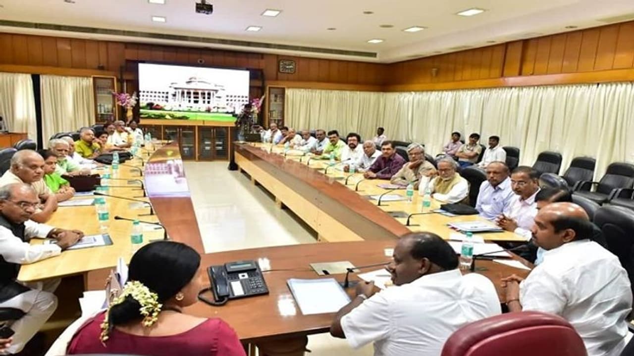 ಕನ್ನಡ ರಾಜ್ಯೋತ್ಸವ ದಿನದಂದೇ ಇಲ್ಲ ಪ್ರಶಸ್ತಿ: ಯಾಕೆ? ಕನ್ನಡ ರಾಜ್ಯೋತ್ಸವ ದಿನದಂದೇ ಇಲ್ಲ ಪ್ರಶಸ್ತಿ: ಯಾಕೆ?