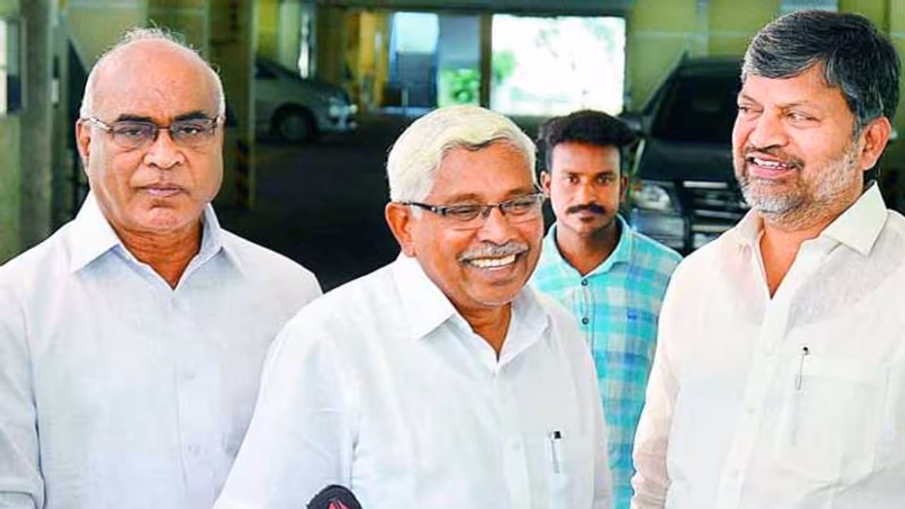 నమ్మకం లేదా.. సీట్లు దక్కలేదా.. ఈ ముగ్గురు పోటీలో ఎందుకు లేరు..? నమ్మకం లేదా.. సీట్లు దక్కలేదా.. ఈ ముగ్గురు పోటీలో ఎందుకు లేరు..?