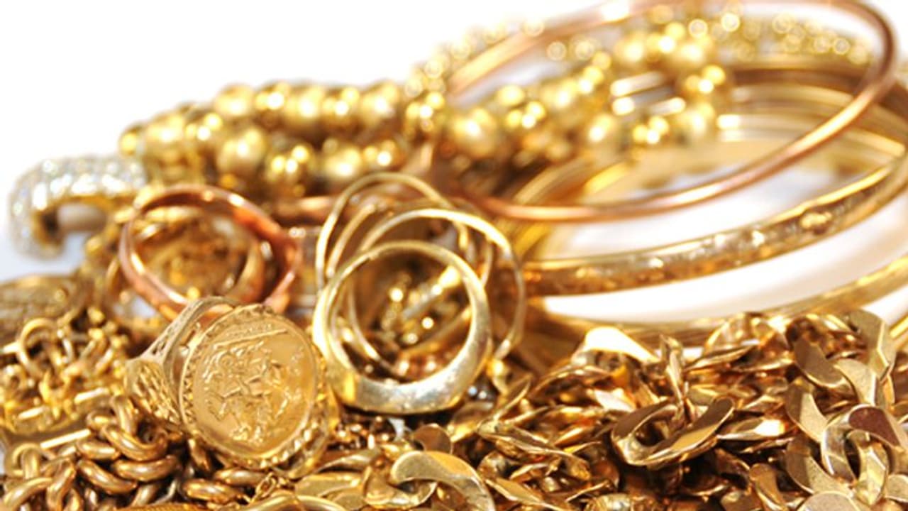 'ആദ്യം 13 പവൻ, പിന്നാലെ 17.5 പവൻ, എല്ലാം മുക്കുപണ്ടം'; ഒരേ ബാങ്കിൽ 2 തവണ പണയം വെച്ച് തട്ടിയത് 9.5 ലക്ഷം ! 'ആദ്യം 13 പവൻ, പിന്നാലെ 17.5 പവൻ, എല്ലാം മുക്കുപണ്ടം'; ഒരേ ബാങ്കിൽ 2 തവണ പണയം വെച്ച് തട്ടിയത് 9.5 ലക്ഷം !