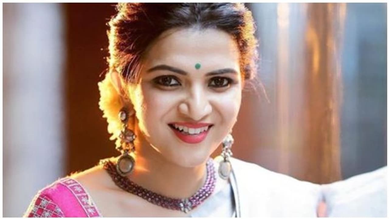 'பார்பி' பொம்மை போல் மாறிய " டிடி " ! இவ்வளவு அழகா? 'பார்பி' பொம்மை போல் மாறிய " டிடி " ! இவ்வளவு அழகா?