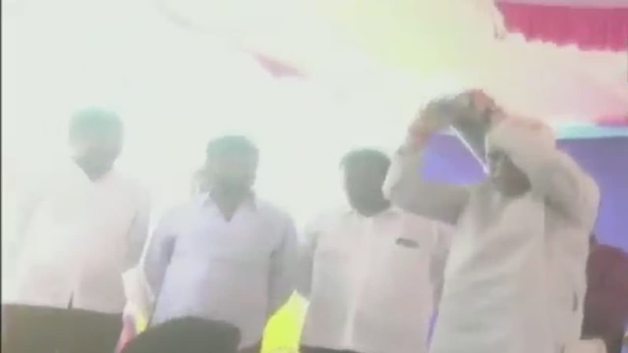 कांग्रेसी मंत्री की शर्मनाक हरकत कैमरे में कैद, खिलाड़ियों की तरफ फेंकने लगे किट