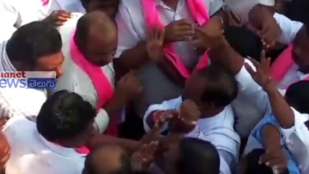 టీఆర్ఎస్ మాజీ ఎమ్మెల్యే ప్రచారాన్ని అడ్డుకున్న గ్రామస్థులు...చితకబాదిన కార్యకర్తలు టీఆర్ఎస్ మాజీ ఎమ్మెల్యే ప్రచారాన్ని అడ్డుకున్న గ్రామస్థులు...చితకబాదిన కార్యకర్తలు