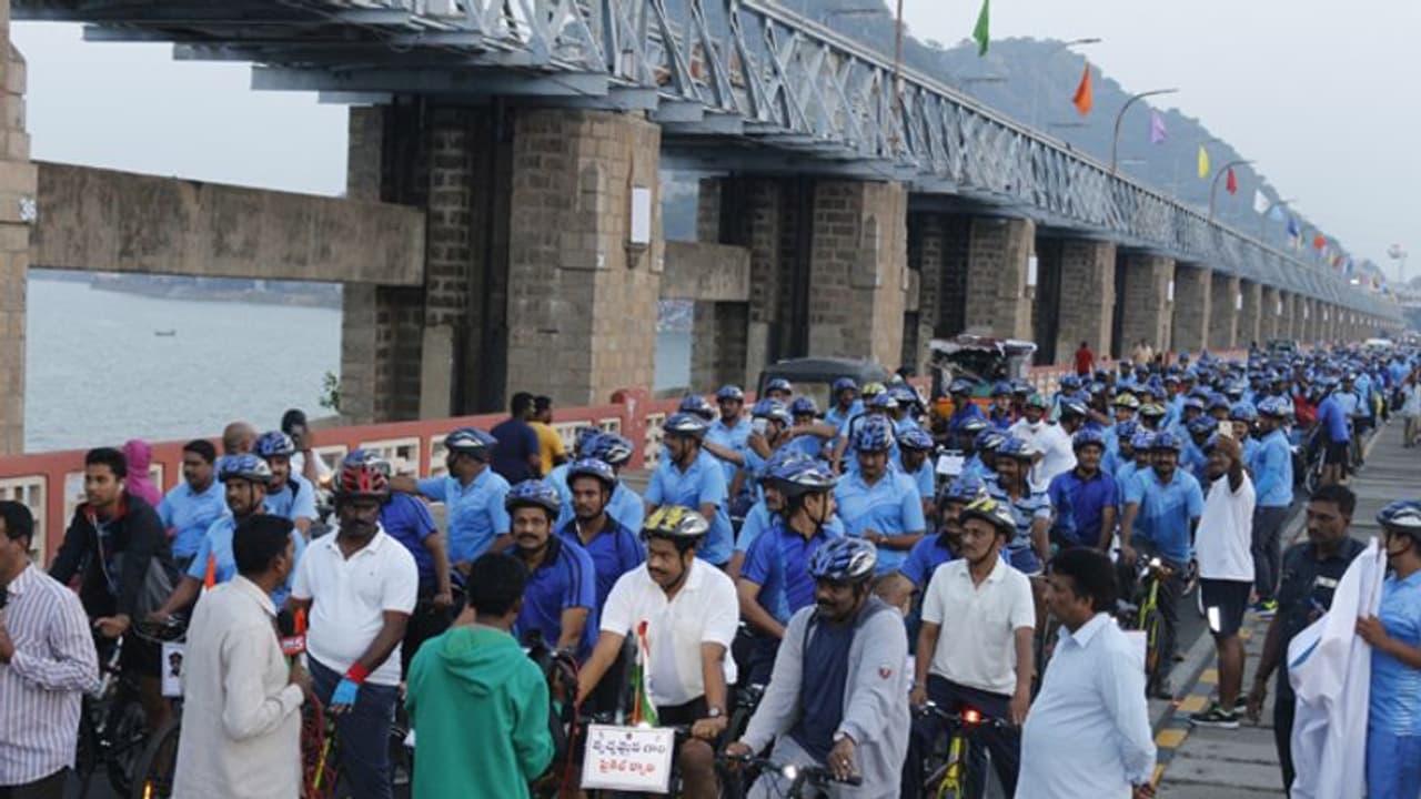 విజయవాడలో ప్రత్యేక రక్షణ దళం సైకిల్ ర్యాలీ విజయవాడలో ప్రత్యేక రక్షణ దళం సైకిల్ ర్యాలీ