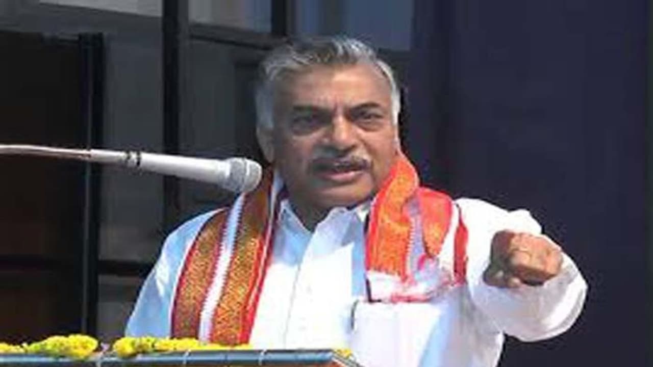 రాజమండ్రి ప్రజలకు వెన్నుపోటు పొడిచిన సీఎం, చంద్రబాబు ద్రోహి రాజమండ్రి ప్రజలకు వెన్నుపోటు పొడిచిన సీఎం, చంద్రబాబు ద్రోహి