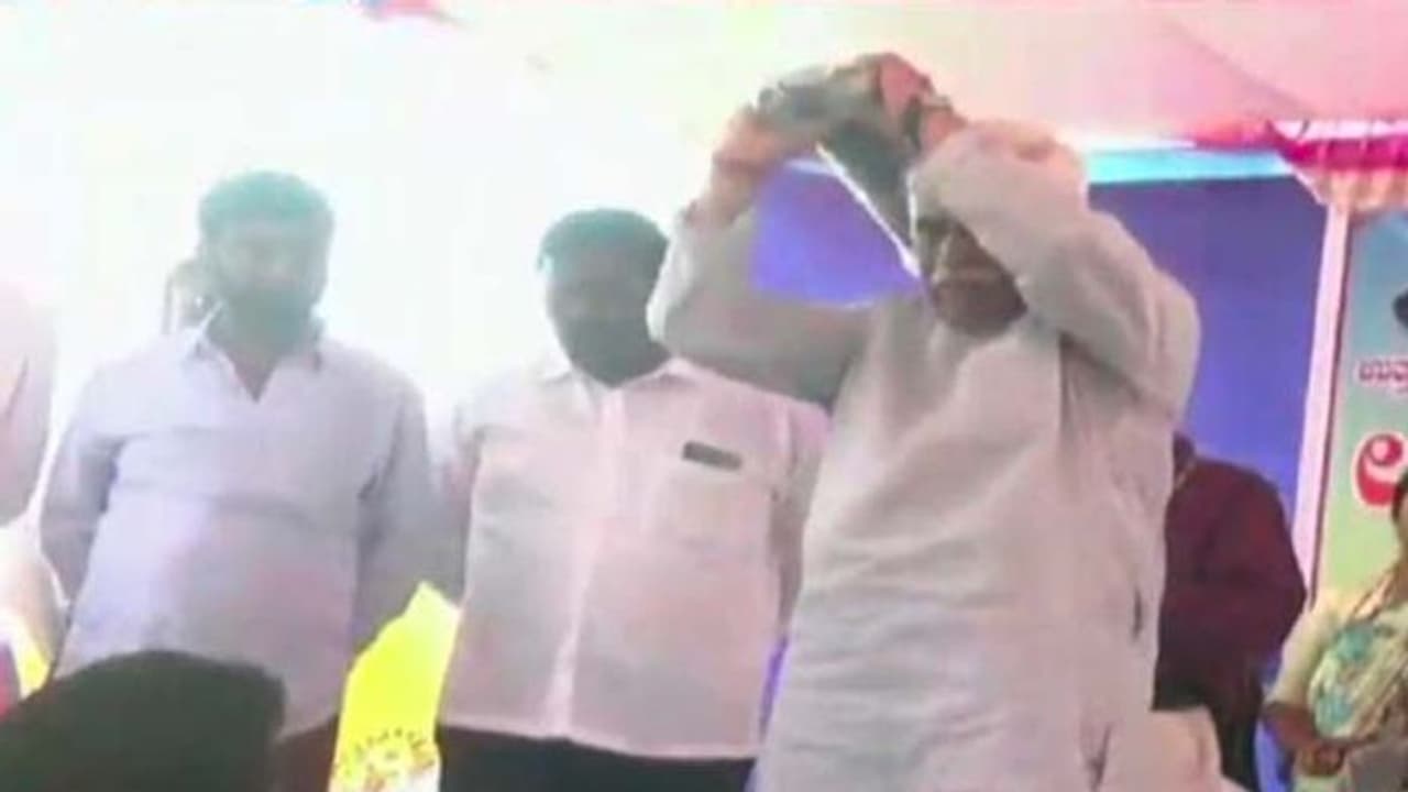 వివాదంలో కర్ణాటక మంత్రి, క్రీడాకారులపై స్పోర్ట్స్ కిట్స్ విసిరిన పాండే వివాదంలో కర్ణాటక మంత్రి, క్రీడాకారులపై స్పోర్ట్స్ కిట్స్ విసిరిన పాండే