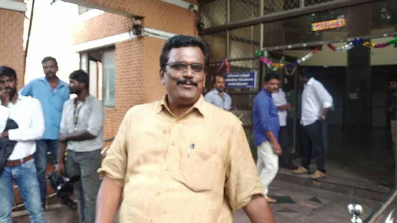 மு.க.ஸ்டாலினை சந்தித்த தங்கதமிழ் செல்வன்..! திடீர் லண்டன் புறப்பட்டார்.. என்ன காரணம் தெரியுமா..? மு.க.ஸ்டாலினை சந்தித்த தங்கதமிழ் செல்வன்..! திடீர் லண்டன் புறப்பட்டார்.. என்ன காரணம் தெரியுமா..?