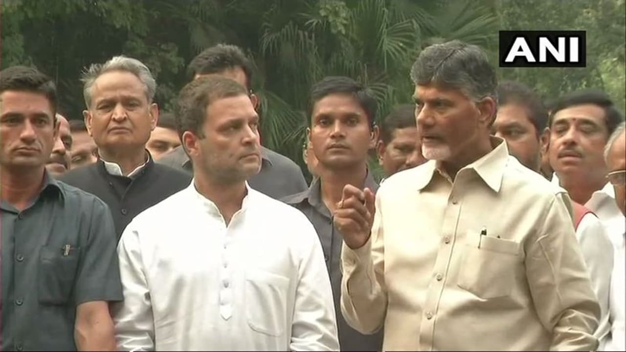 ఏం చేద్దాం: రాహుల్ తో ముగిసిన బాబు భేటీ, సాయంత్రం అఖిలేష్, మాయావతిలతో భేటీ ఏం చేద్దాం: రాహుల్ తో ముగిసిన బాబు భేటీ, సాయంత్రం అఖిలేష్, మాయావతిలతో భేటీ