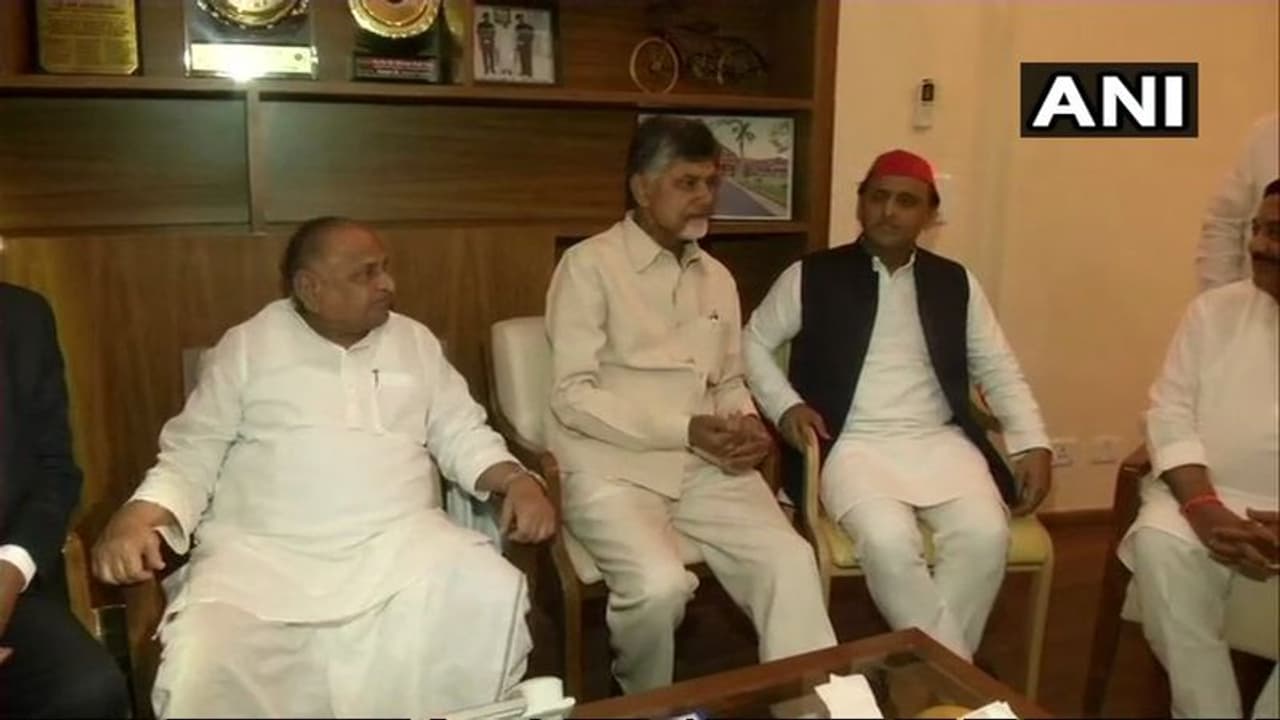 మేం కలిస్తే...: చంద్రబాబుతో భేటీ తర్వాత ములాయం మేం కలిస్తే...: చంద్రబాబుతో భేటీ తర్వాత ములాయం