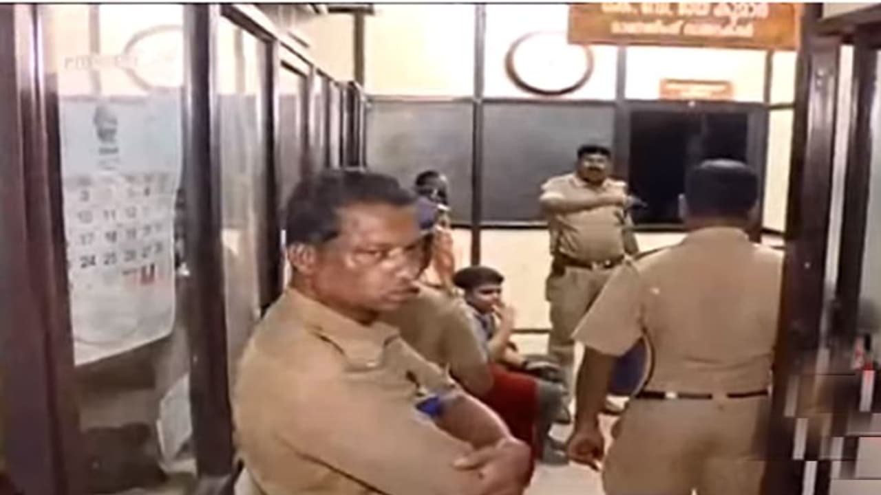 സിഡ്കോ ആസ്ഥാനത്ത് സിപിഎം നേതാവ് എംഎം ലോറന്സിന്റെ മകളുടെ കുത്തിയിരിപ്പ് സമരം സിഡ്കോ ആസ്ഥാനത്ത് സിപിഎം നേതാവ് എംഎം ലോറന്സിന്റെ മകളുടെ കുത്തിയിരിപ്പ് സമരം