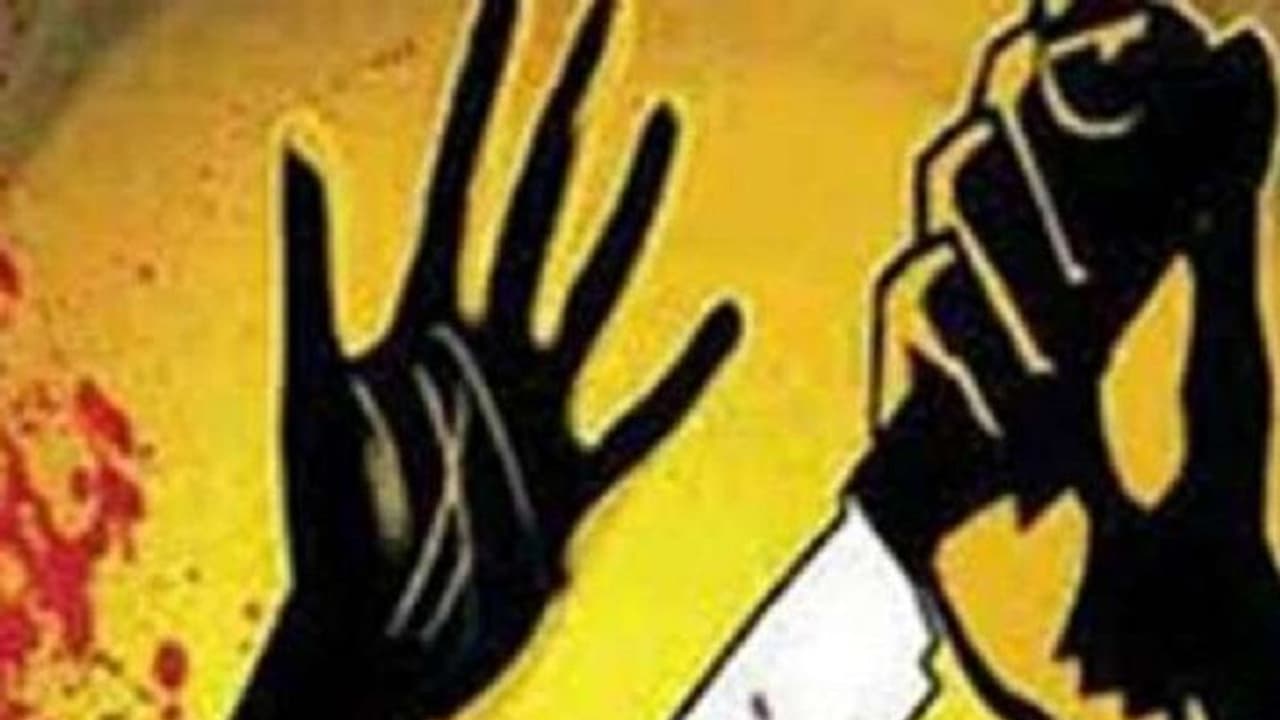 టీచర్ పాడుబుద్ధి, ప్రేమించలేదని విద్యార్థినిపై కత్తితో దాడి టీచర్ పాడుబుద్ధి, ప్రేమించలేదని విద్యార్థినిపై కత్తితో దాడి