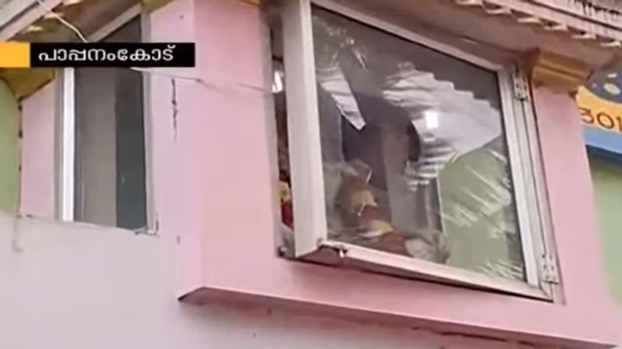 എന്എസ്എസ് കരയോഗ മന്ദിരത്തിന് നേരെ ആക്രമണം; ചട്ടമ്പി സ്വാമി സ്മൃതി മണ്ഡപത്തിന്റെ ചില്ലുകൾ തകര്ത്തു എന്എസ്എസ് കരയോഗ മന്ദിരത്തിന് നേരെ ആക്രമണം; ചട്ടമ്പി സ്വാമി സ്മൃതി മണ്ഡപത്തിന്റെ ചില്ലുകൾ തകര്ത്തു