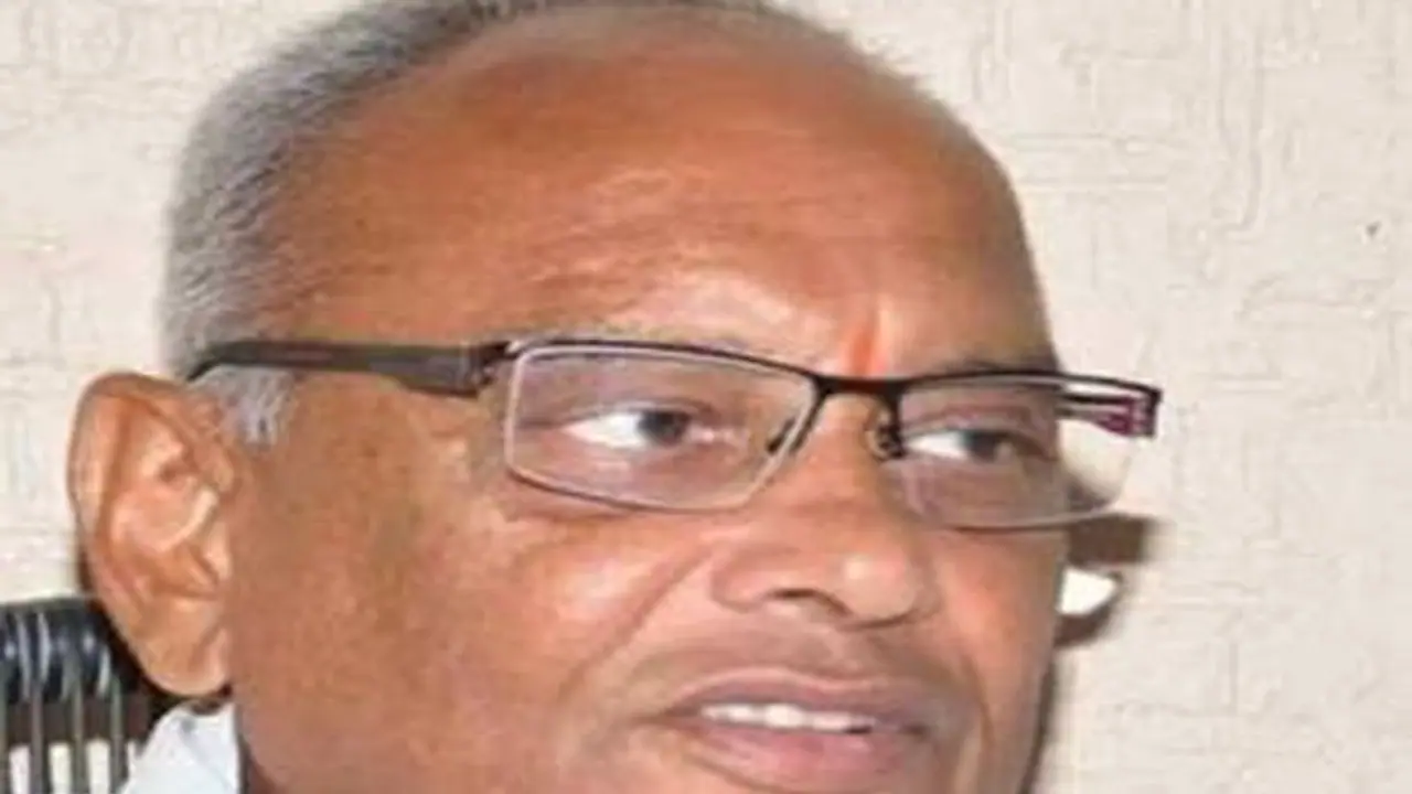 కాంగ్రెస్కు షాక్: టీఆర్ఎస్ వైపు మాజీ మంత్రి అడుగులు కాంగ్రెస్కు షాక్: టీఆర్ఎస్ వైపు మాజీ మంత్రి అడుగులు