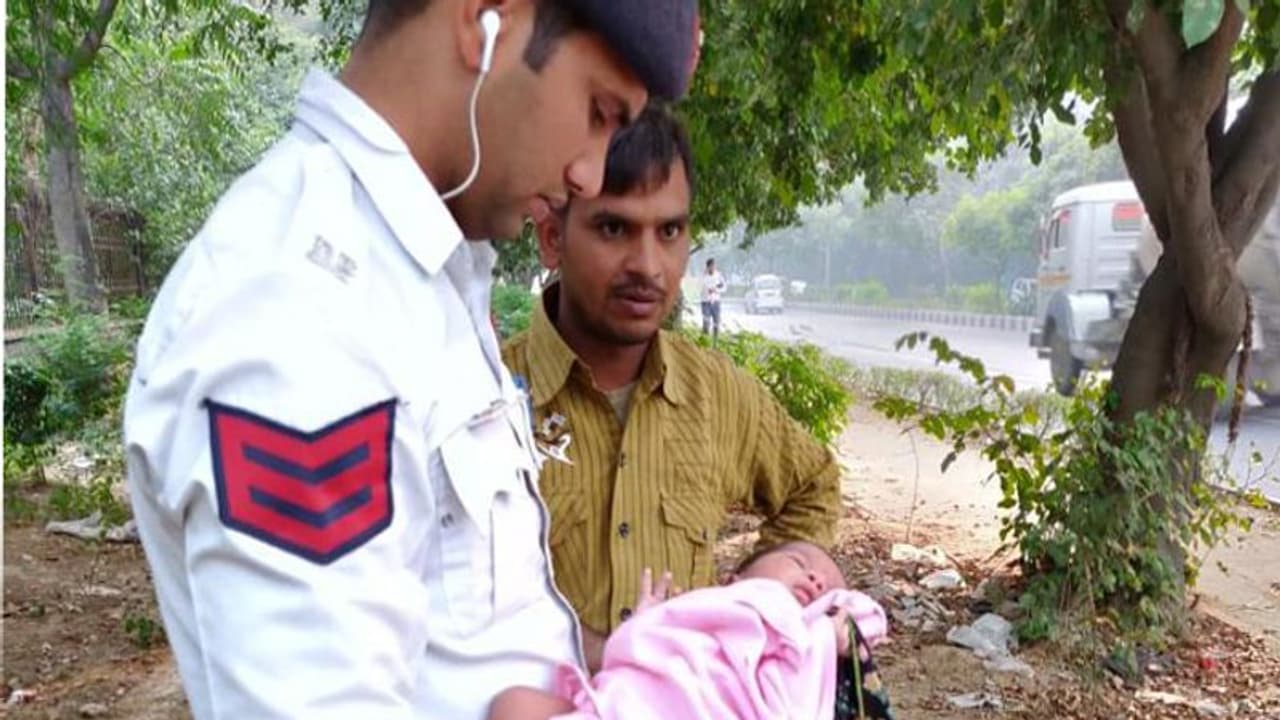 ಹೆತ್ತಮ್ಮಳಿಗೆ ಬೇಡವಾದ ಕಂದ ಖಾಕಿ ಮಡಿಲಲ್ಲಿ ಅದೆಷ್ಟು ಚೆಂದ! ಹೆತ್ತಮ್ಮಳಿಗೆ ಬೇಡವಾದ ಕಂದ ಖಾಕಿ ಮಡಿಲಲ್ಲಿ ಅದೆಷ್ಟು ಚೆಂದ!