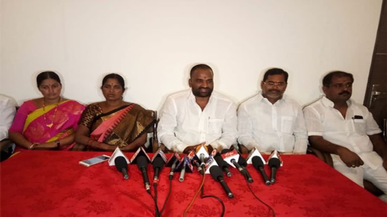 సంగారెడ్డి జిల్లా బిజెపి అధ్యక్షుడి రాజీనామా.... టీఆర్ఎస్లో చేరిక సంగారెడ్డి జిల్లా బిజెపి అధ్యక్షుడి రాజీనామా.... టీఆర్ఎస్లో చేరిక