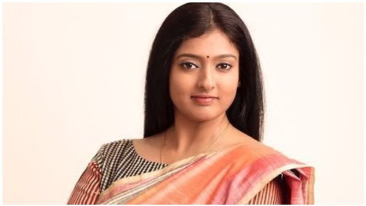 பேனர் விழுந்து ரசிகர்கள் இறந்தால் படத்தை தடை செய்யலாமா? சூர்யாவின்அறிக்கைக்கு காயத்ரி ரகுராம் பதிலடி!