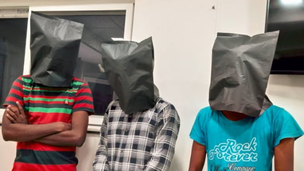 హైదరాబాద్లో చెయిన్ స్నాచింగ్...ఆటకట్టించిన పోలీసులు హైదరాబాద్లో చెయిన్ స్నాచింగ్...ఆటకట్టించిన పోలీసులు