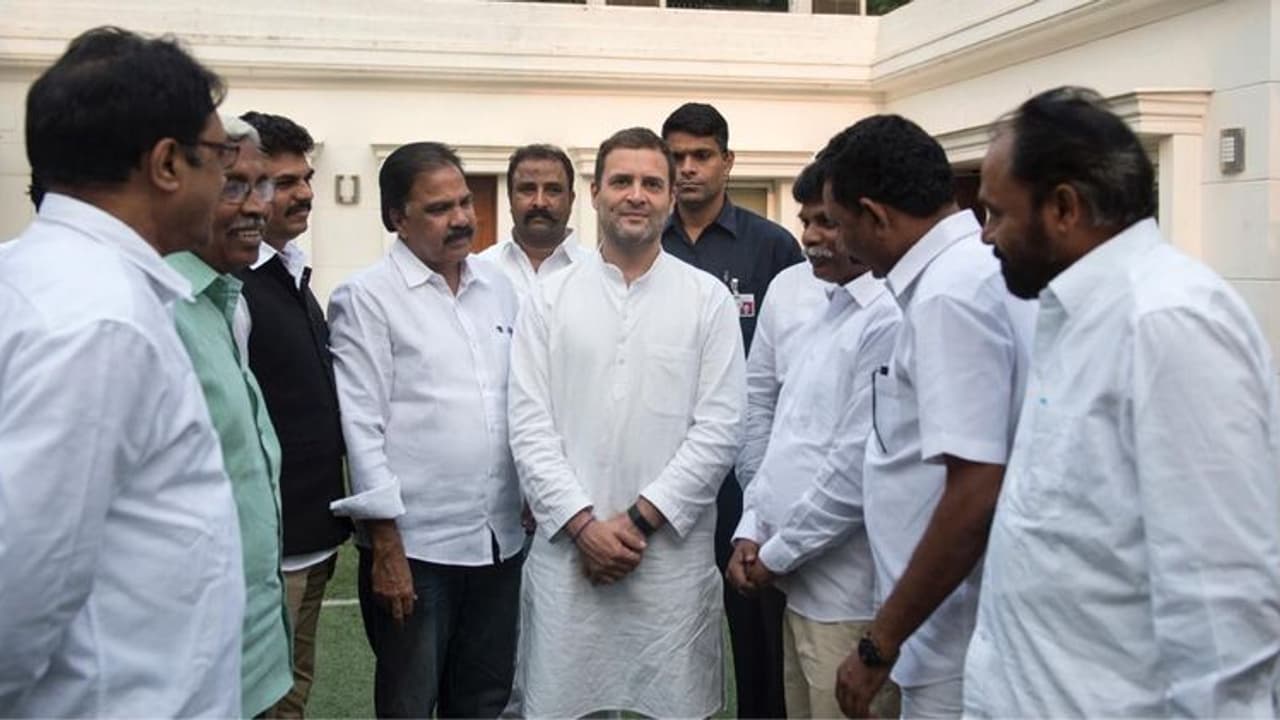 రాహుల్గాంధీతో కోదండరామ్ భేటీ: టీజేఎస్కు స్వల్ప ఊరట రాహుల్గాంధీతో కోదండరామ్ భేటీ: టీజేఎస్కు స్వల్ప ఊరట