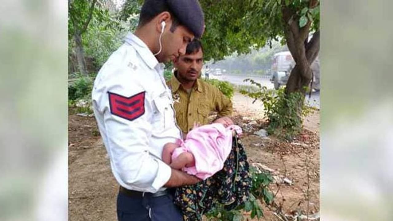 രാജ്യതലസ്ഥാനത്ത് തെരുവുനായകള്ക്കിടയില് ഉപേക്ഷിക്കപ്പെട്ട് ചോരക്കുഞ്ഞ് രാജ്യതലസ്ഥാനത്ത് തെരുവുനായകള്ക്കിടയില് ഉപേക്ഷിക്കപ്പെട്ട് ചോരക്കുഞ്ഞ്