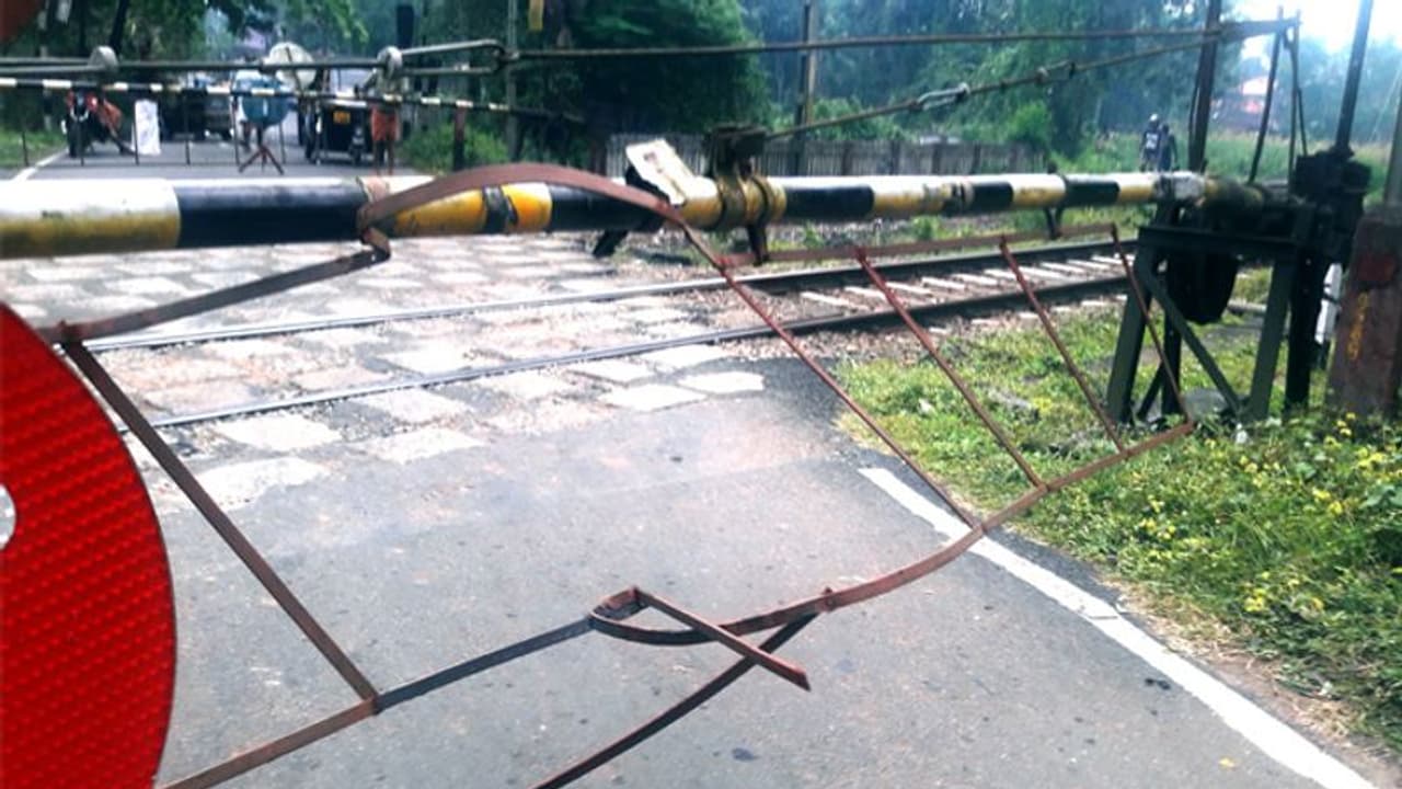 ലോറിയിടിച്ച് റെയില്വേ ഗേറ്റ് തകര്ന്നു; മണിക്കൂറുകളോളം ഗതാഗതം മുടങ്ങി ലോറിയിടിച്ച് റെയില്വേ ഗേറ്റ് തകര്ന്നു; മണിക്കൂറുകളോളം ഗതാഗതം മുടങ്ങി
