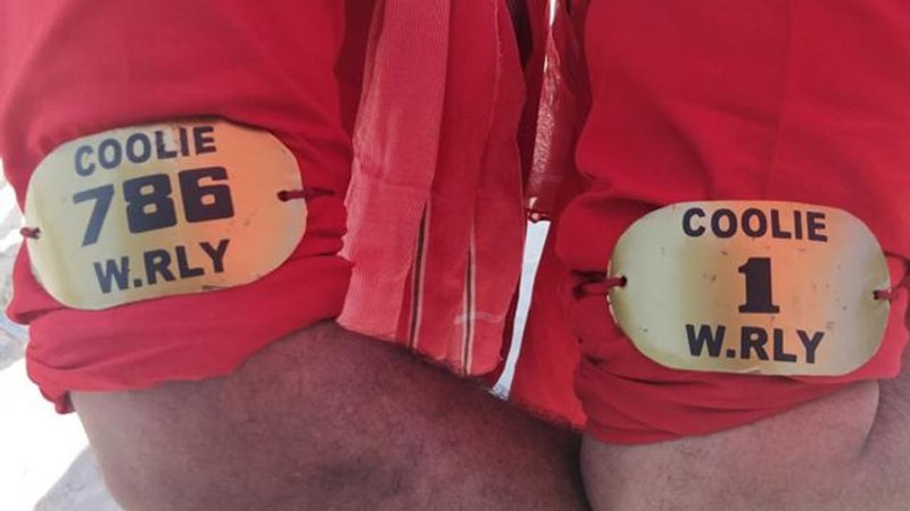 కూలీలుగా కనిపిస్తోన్న F2 హీరోలు! కూలీలుగా కనిపిస్తోన్న F2 హీరోలు!