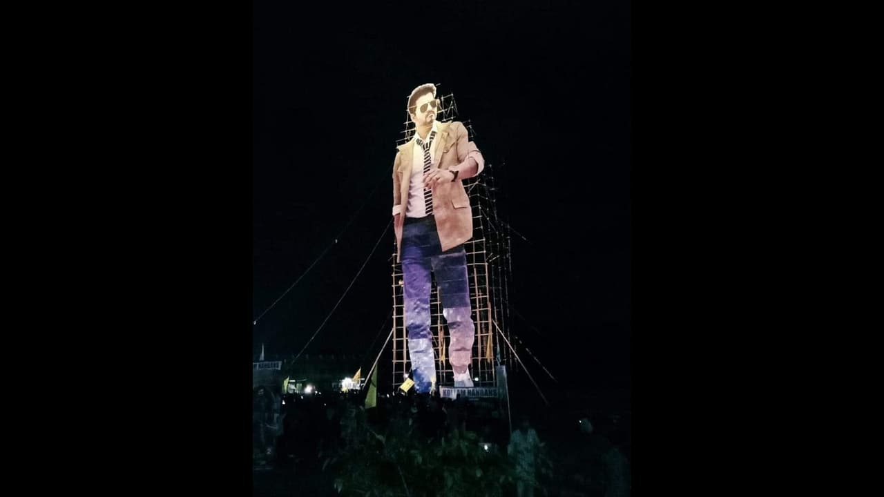 கேரளாவிலும் சர்கார் மேனியா !! 175 அடி உயரத்தில் விஜய்க்கு கட் அவுட் வைத்து அசத்திய ரசிகர்கள் !! கேரளாவிலும் சர்கார் மேனியா !! 175 அடி உயரத்தில் விஜய்க்கு கட் அவுட் வைத்து அசத்திய ரசிகர்கள் !!