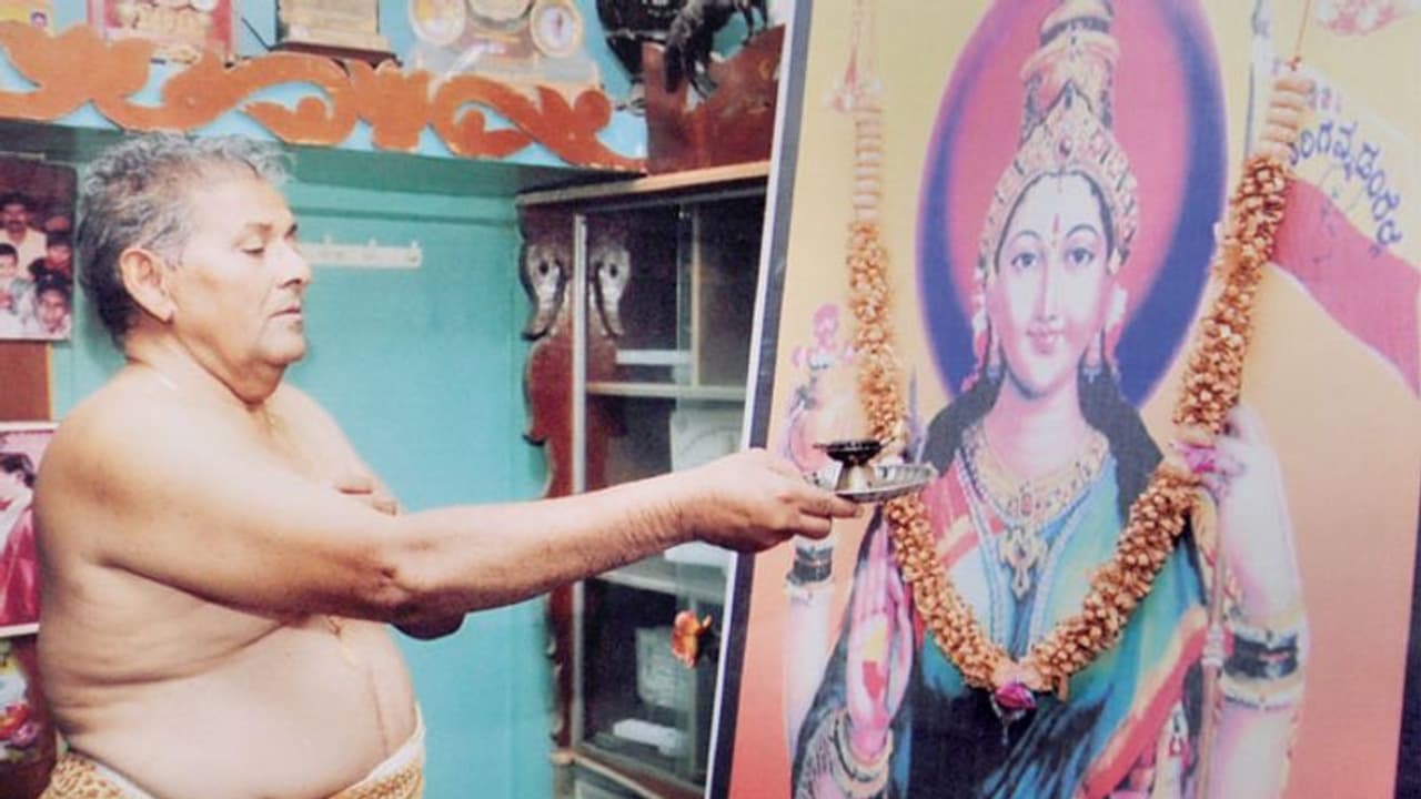 ಮುಸ್ಲಿಂ ರಂಗಕರ್ಮಿ ಮನೆಯಲ್ಲಿ ಕನ್ನಡಾಂಬೆಗೆ ಮೊದಲ ಪೂಜೆ! ಮುಸ್ಲಿಂ ರಂಗಕರ್ಮಿ ಮನೆಯಲ್ಲಿ ಕನ್ನಡಾಂಬೆಗೆ ಮೊದಲ ಪೂಜೆ!