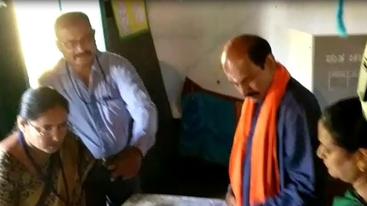 ಮಂಡ್ಯ ಬಿಜೆಪಿ ಅಭ್ಯರ್ಥಿಗೆ ಶಾಕ್ : ದೂರಿಗೆ ನಿರ್ಧಾರ ಮಂಡ್ಯ ಬಿಜೆಪಿ ಅಭ್ಯರ್ಥಿಗೆ ಶಾಕ್ : ದೂರಿಗೆ ನಿರ್ಧಾರ