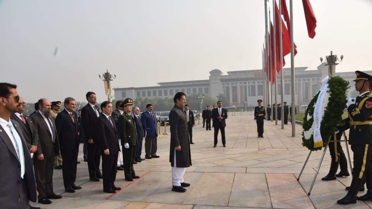 ಕರೆದು ಇಮ್ರಾನ್ಗೆ ಅವಮಾನ: ಇದು ಚೀನಾದ ಜಾಯಮಾನ! ಕರೆದು ಇಮ್ರಾನ್ಗೆ ಅವಮಾನ: ಇದು ಚೀನಾದ ಜಾಯಮಾನ!