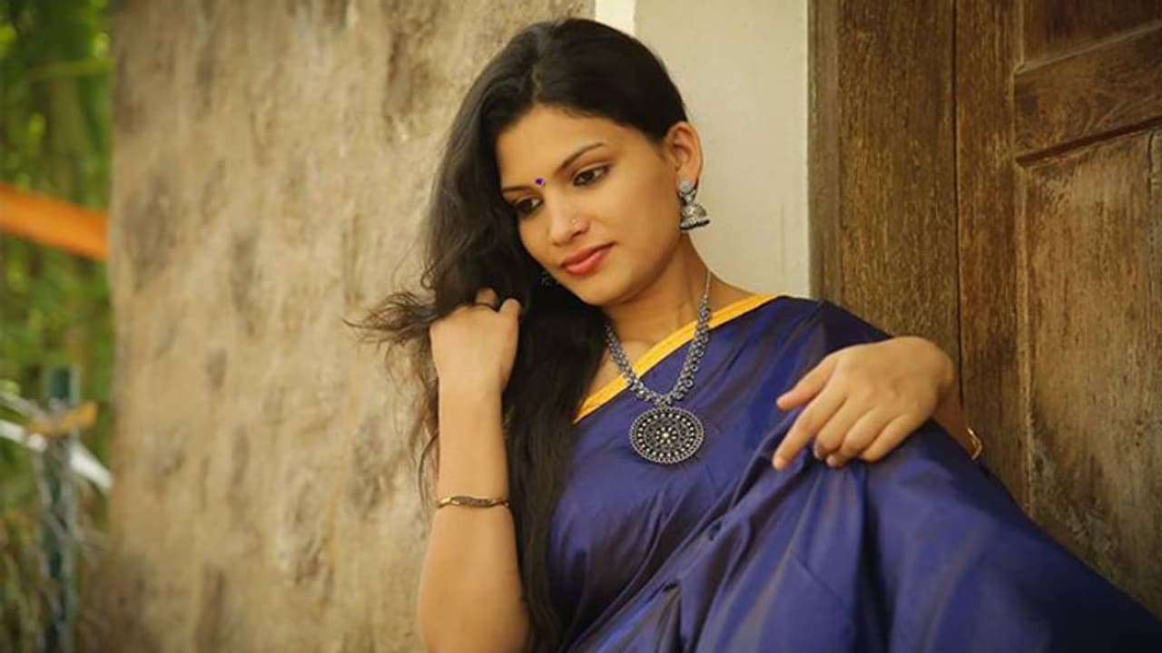 ലോക്ക് ഡൗണില്‍ സീറ്റ് ബെല്‍റ്റില്ലാതെ കാറില്‍; ചോദ്യം ചെയ്തതിന് കയര്‍ത്ത് രശ്‍മി നായര്‍; വെറുതെവിട്ട് പൊലീസ്