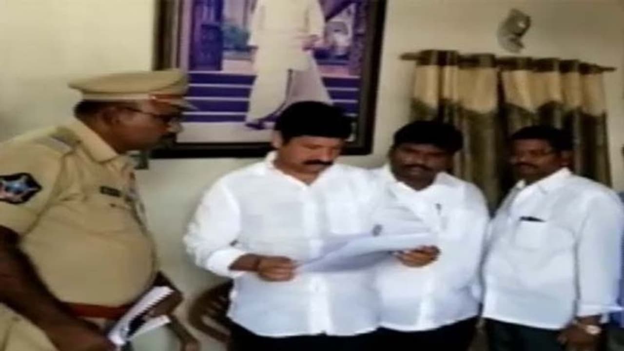 జగన్ పై దాడి కేసులో ట్విస్ట్: జోగిరమేష్ కు నోటీసులు జగన్ పై దాడి కేసులో ట్విస్ట్: జోగిరమేష్ కు నోటీసులు