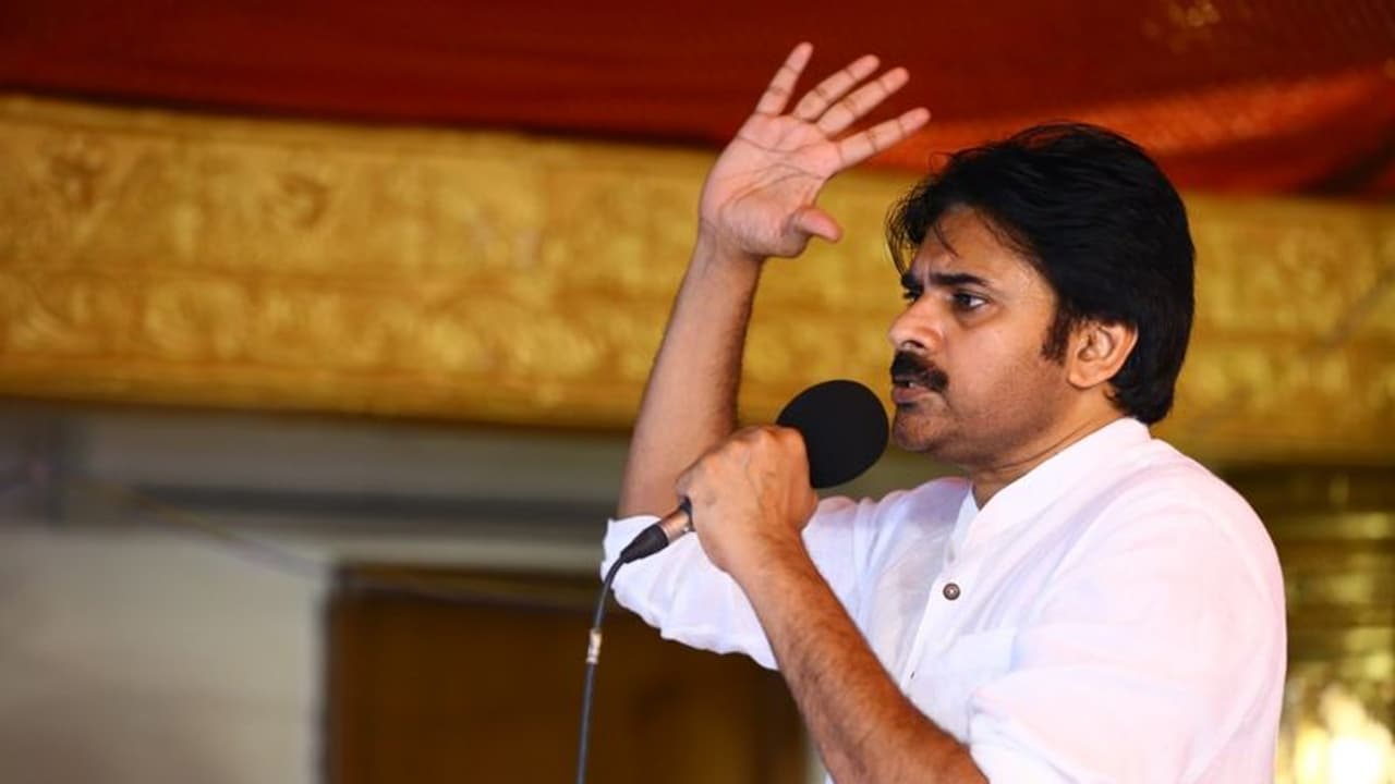 పిఠాపురం నుండి పోటీ చేస్తా: పవన్ పిఠాపురం నుండి పోటీ చేస్తా: పవన్