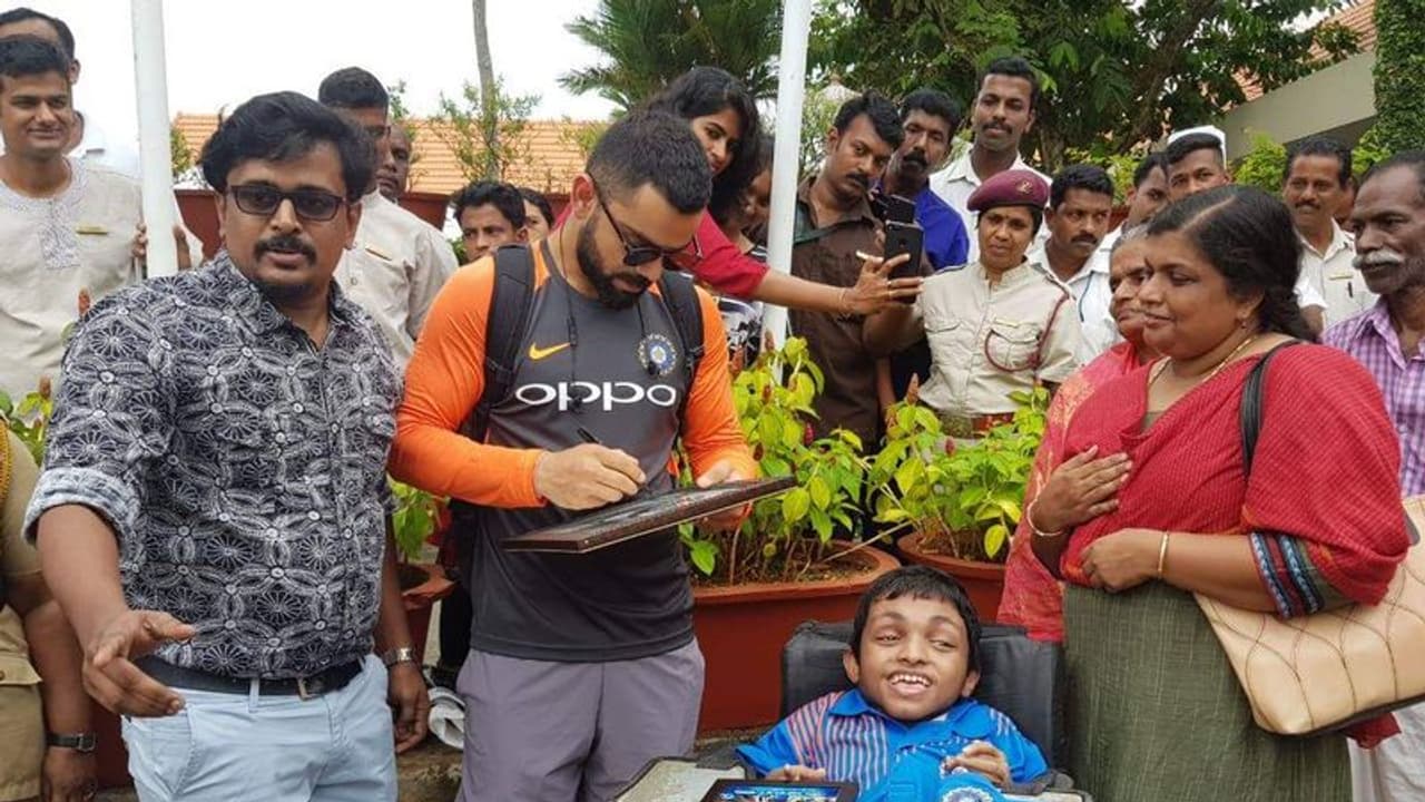 ವಿಶೇಷ ಅಭಿಮಾನಿ ಭೇಟಿಯಾದ ಕೊಹ್ಲಿ, ಧೋನಿ! ವಿಶೇಷ ಅಭಿಮಾನಿ ಭೇಟಿಯಾದ ಕೊಹ್ಲಿ, ಧೋನಿ!