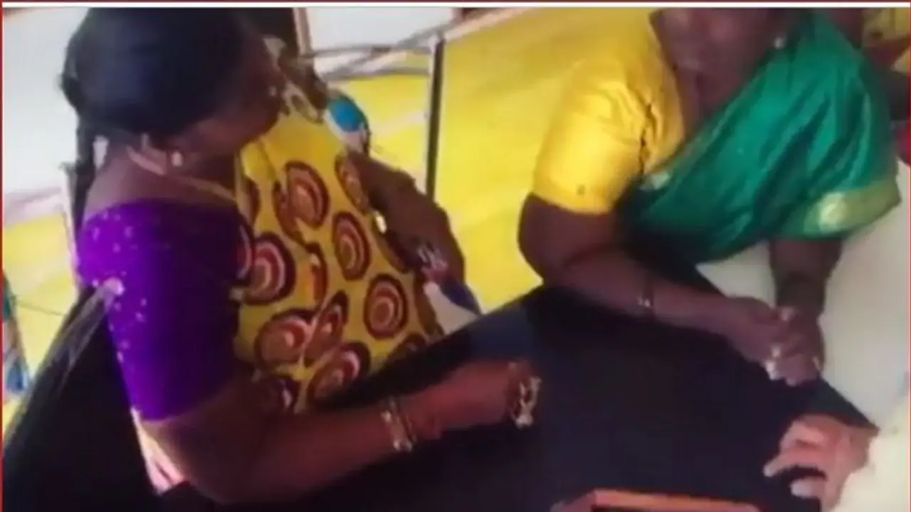 கஸ்டமர் போல் நடித்து ரூ.5 லட்சம் நகை அபேஸ்.. – எஸ்கேப் ஆன 2 பெண்களுக்கு வலை கஸ்டமர் போல் நடித்து ரூ.5 லட்சம் நகை அபேஸ்.. – எஸ்கேப் ஆன 2 பெண்களுக்கு வலை