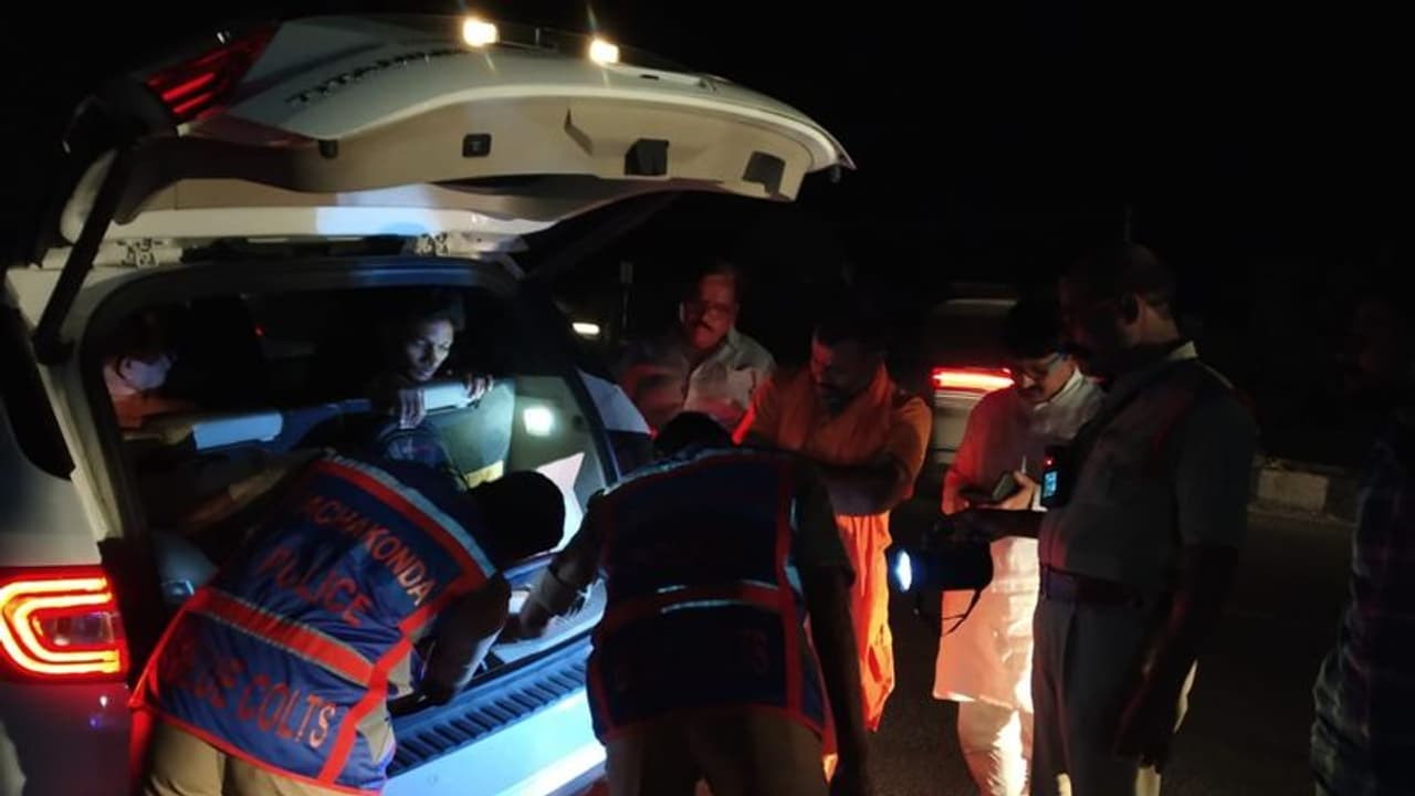 పరిపూర్ణానంద కారులో పోలీస్ తనిఖీలు (వీడియో) పరిపూర్ణానంద కారులో పోలీస్ తనిఖీలు (వీడియో)