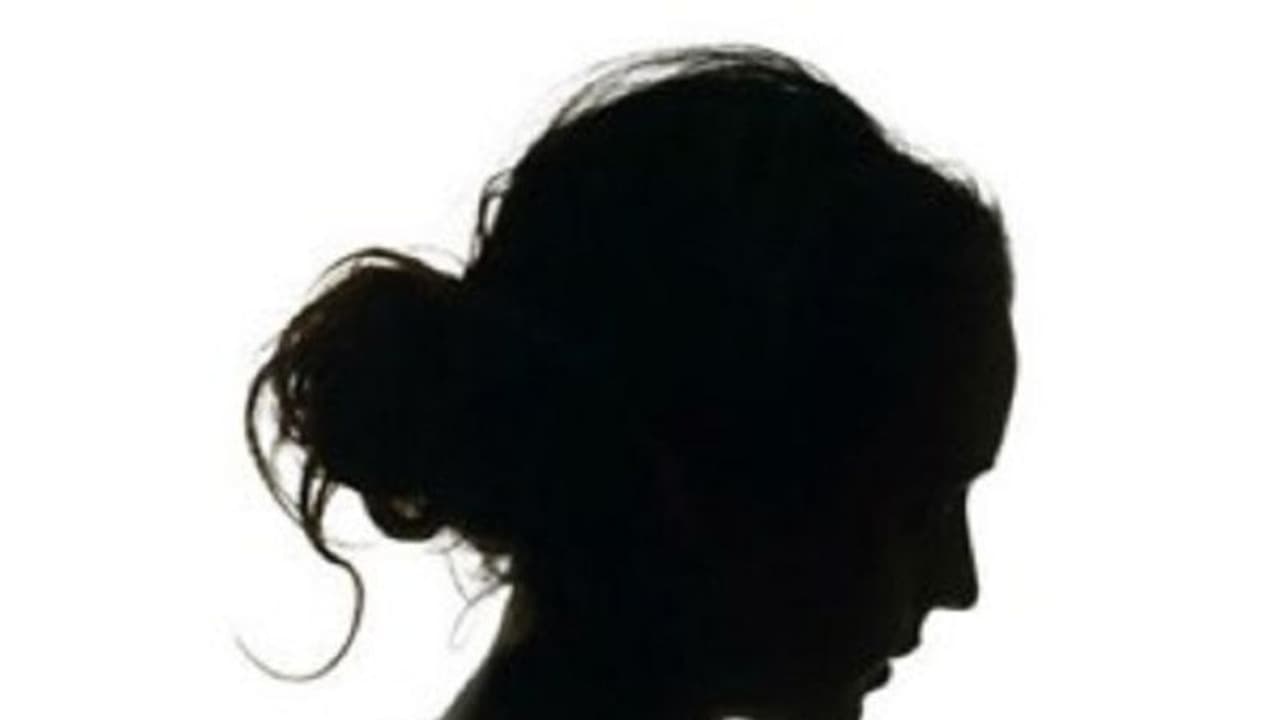 మహిళ స్నానం చేస్తుండగా వీడియో... బాలుడు అరెస్ట్ మహిళ స్నానం చేస్తుండగా వీడియో... బాలుడు అరెస్ట్