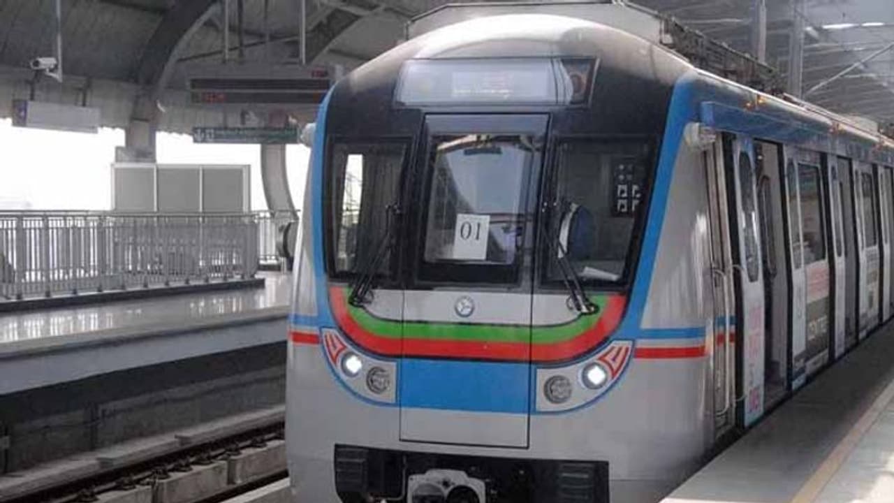 హైదరాబాద్ మెట్రో స్టేషన్ లో మహిళ ఆత్మహత్యాయత్నం హైదరాబాద్ మెట్రో స్టేషన్ లో మహిళ ఆత్మహత్యాయత్నం